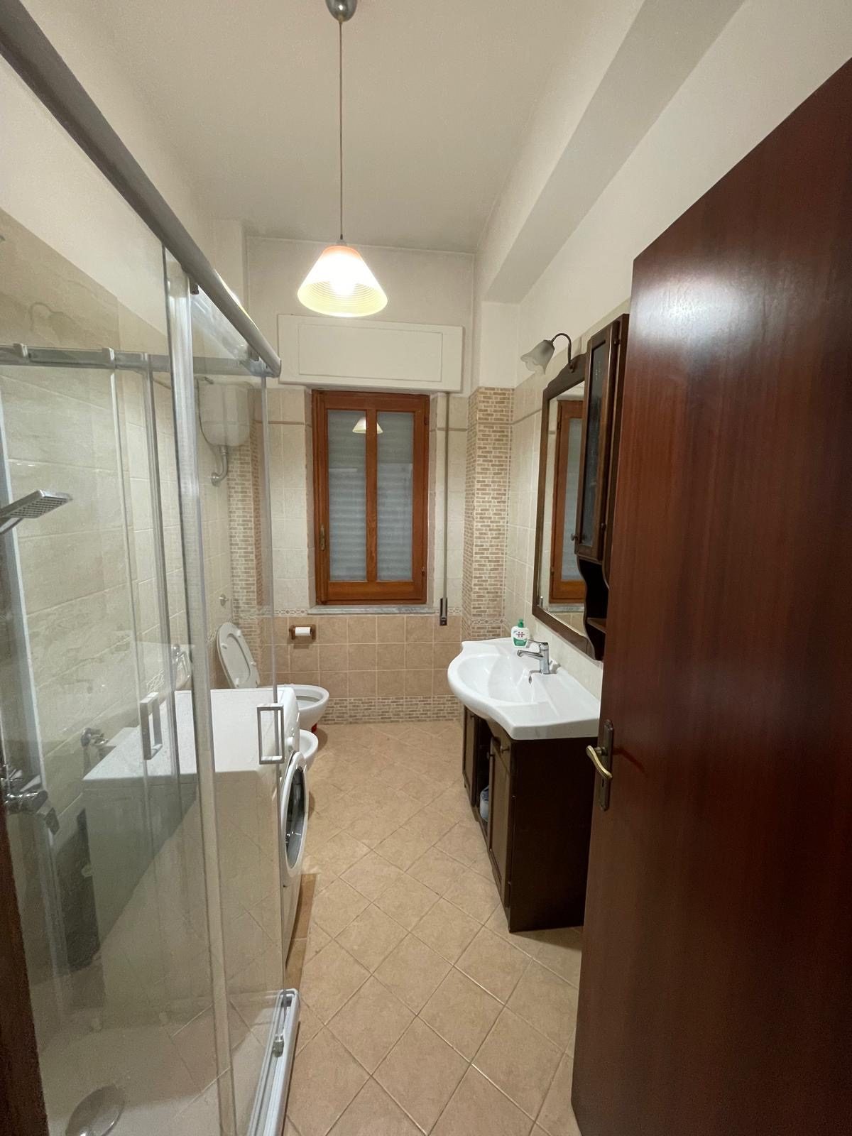Bagno con doccia, lavatrice e finestra nell'appartamento da 160 mq di Casa Morello