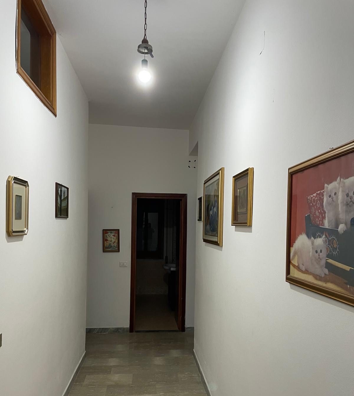 Corridoio con quadri nell'appartamento da 160 mq di Casa Morello