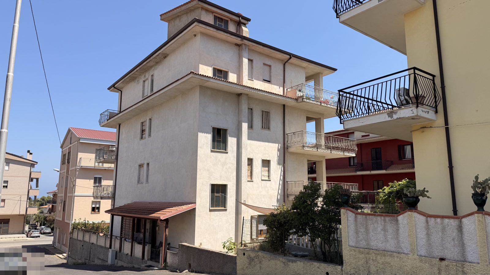 Il palazzo di Casa Morello a Guardavalle Marina, con i balconi e il tetto in coppi