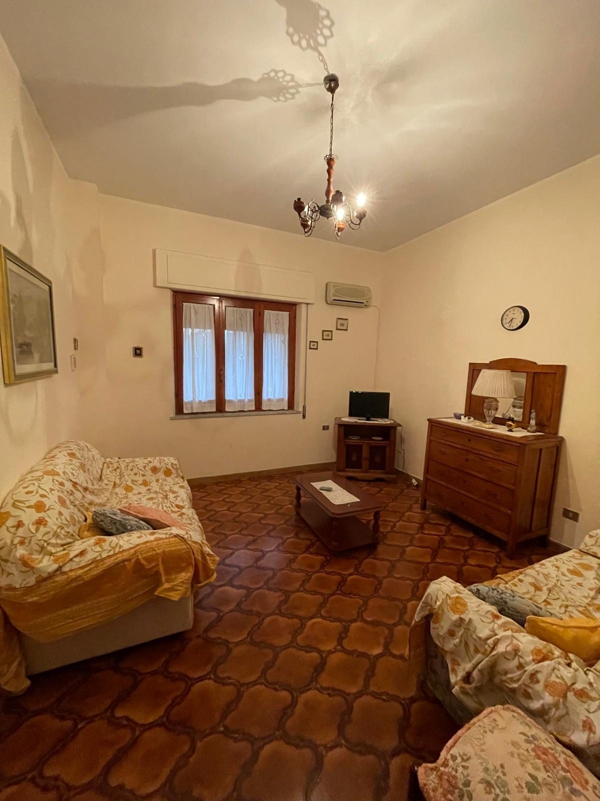 Soggiorno con divani, TV e climatizzatore nell'appartamento da 160 mq di Casa Morello a Guardavalle Marina