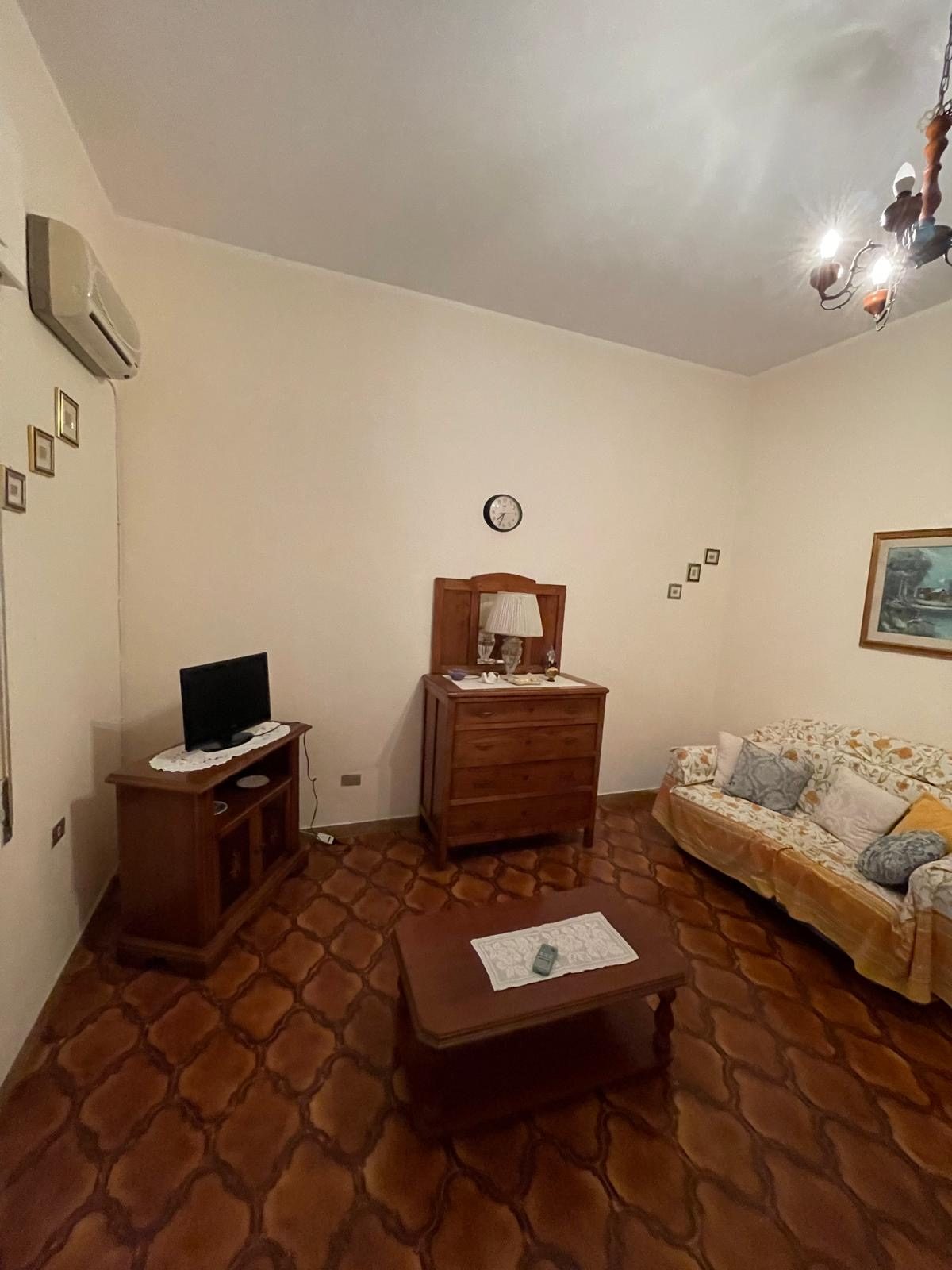Angolo TV con comò in legno nel soggiorno dell'appartamento da 160 mq di Casa Morello